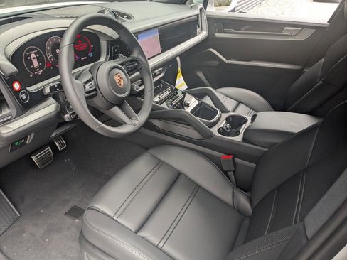Certified 2025 Porsche Cayenne S AWD/4WD image 4