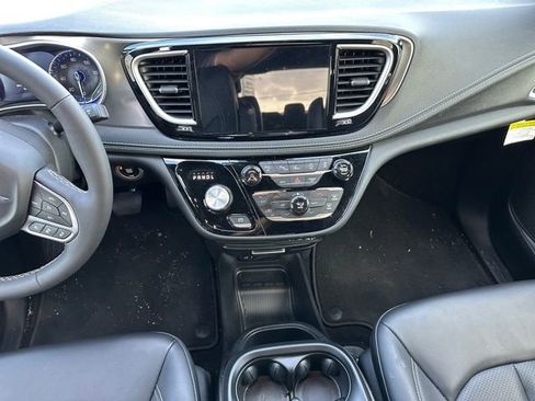 New 2025 Chrysler Pacifica Select image 11