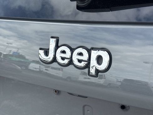 Used 2019 Jeep Cherokee Latitude Plus w/ Cold Weather Group AWD/4WD image 29