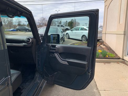 Used 2017 Jeep Wrangler Unlimited Rubicon AWD/4WD image 36