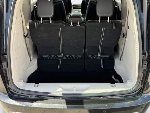 Used 2023 Chrysler Pacifica Touring-L FWD image 7