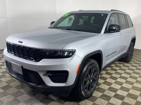Used 2025 Jeep Grand Cherokee Altitude AWD/4WD image 10