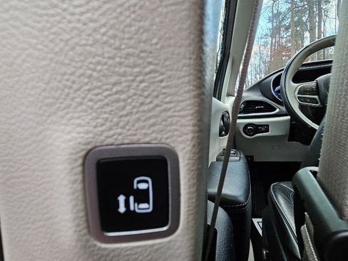 Used 2020 Chrysler Pacifica Limited image 32