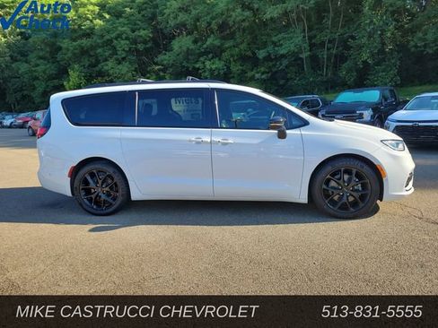 Used 2024 Chrysler Pacifica Limited w/ Uconnect Theater Family Group FWD image 6