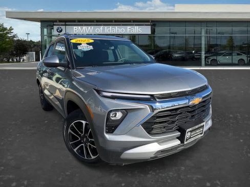 Used 2025 Chevrolet TrailBlazer LT image 2