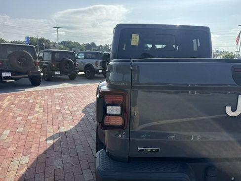 Used 2022 Jeep Gladiator Overland w/ Popular Equipment Package AWD/4WD image 10
