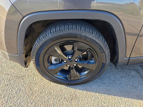 Used 2018 Jeep Cherokee Latitude w/ Altitude Package image 10