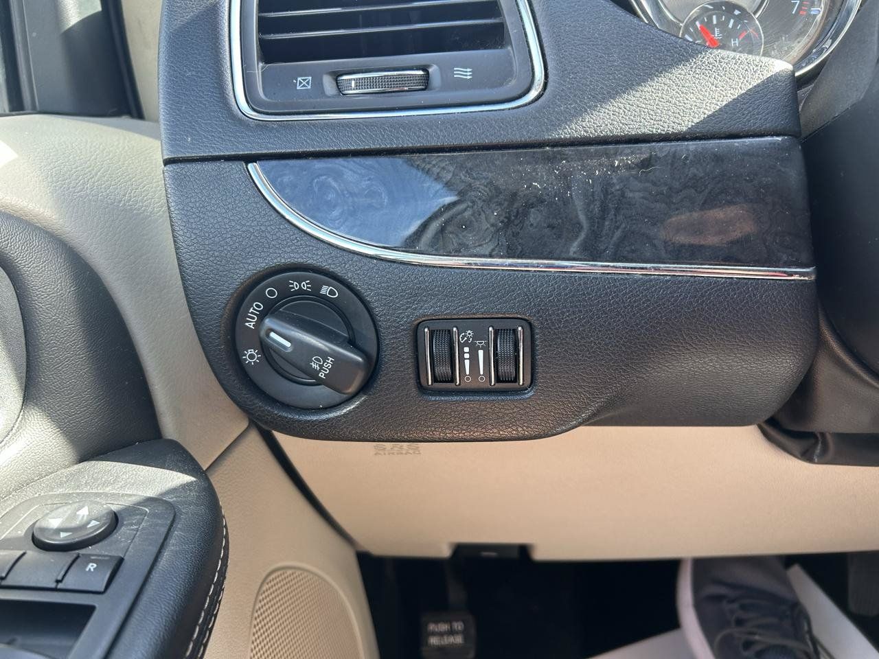 Used 2015 Chrysler Town & Country Touring FWD image 24