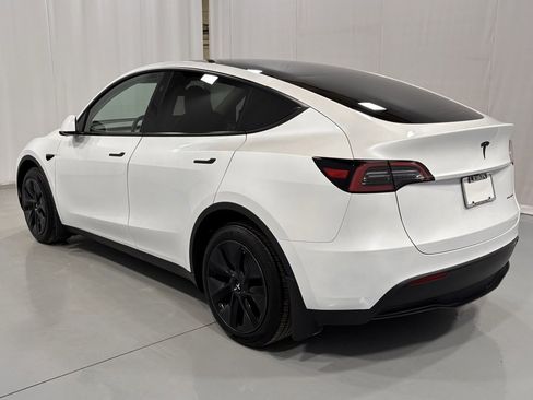 Used 2024 Tesla Model Y Long Range image 8