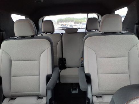 Used 2025 Chevrolet Traverse LT image 12