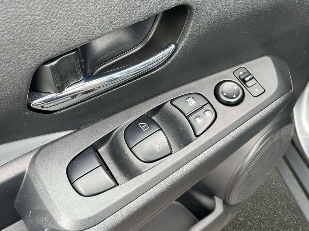 Used 2023 Nissan Kicks SR w/ SR Premium Package FWD image 21