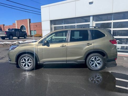 Used 2022 Subaru Forester Premium image 2