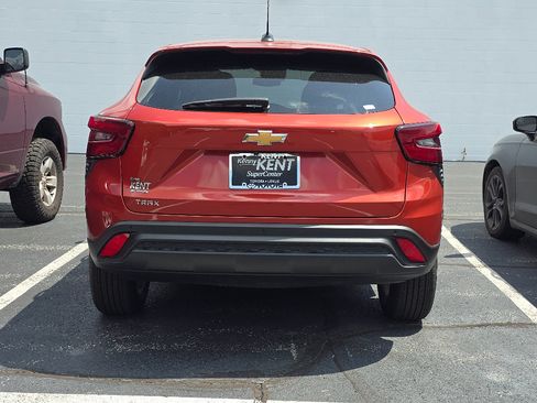 Used 2024 Chevrolet Trax LS w/ LS Convenience Package FWD image 3