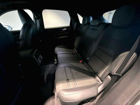 Used 2025 Porsche Cayenne GTS w/ Premium Package image 31