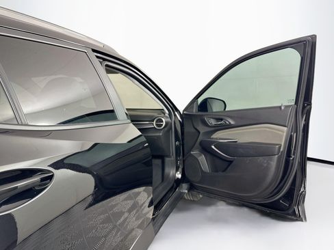 Used 2025 Chevrolet Trax ACTIV FWD image 30
