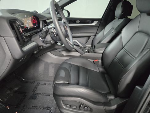 Used 2025 Porsche Cayenne Coupe image 12