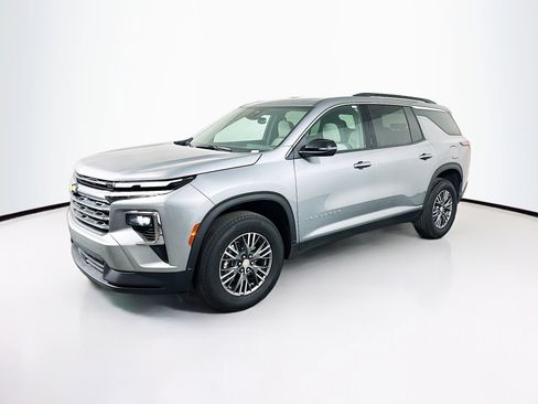 Used 2025 Chevrolet Traverse LT image 3