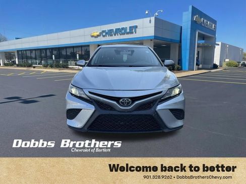 Used 2020 Toyota Camry SE FWD image 2