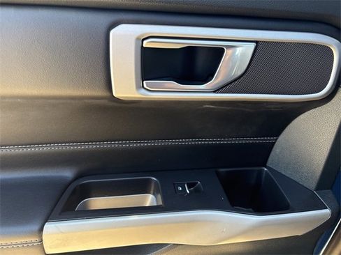 Used 2022 Ford Explorer XLT image 46