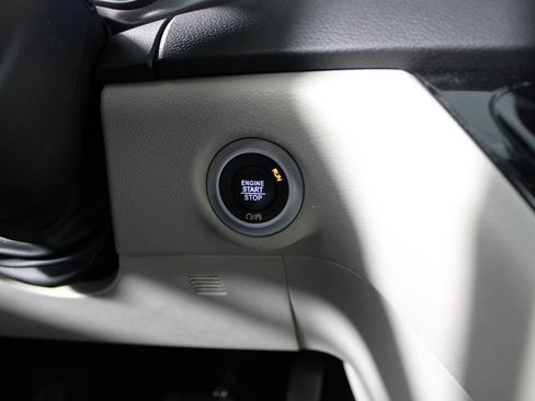 Used 2024 Chrysler Pacifica Touring-L FWD image 16
