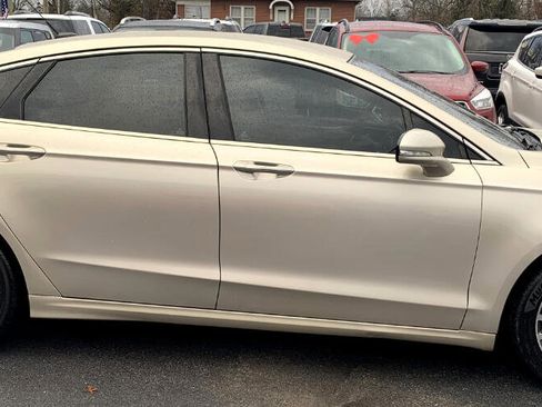 Used 2017 Ford Fusion SE w/ Fusion SE Technology Package image 5