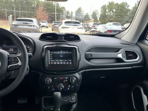 Used 2021 Jeep Renegade Latitude image 18