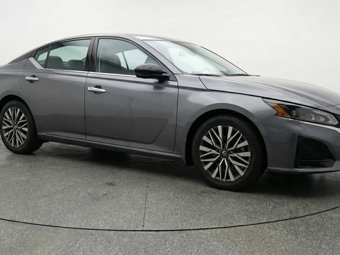 Used 2025 Nissan Altima 2.5 SV image 1