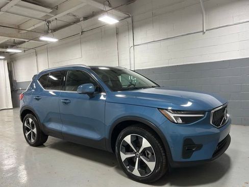 Used 2025 Volvo XC40 B5 Plus AWD/4WD image 3