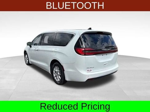 Used 2023 Chrysler Pacifica Touring FWD image 5