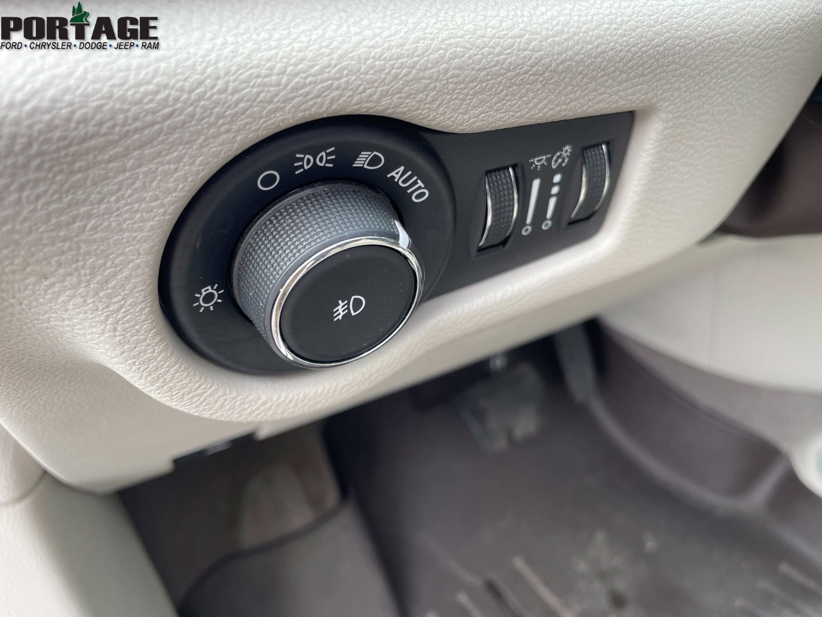Used 2017 Chrysler Pacifica Touring-L FWD image 13