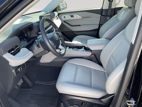 Used 2025 Ford Explorer Active w/ Active Comfort Package image 21