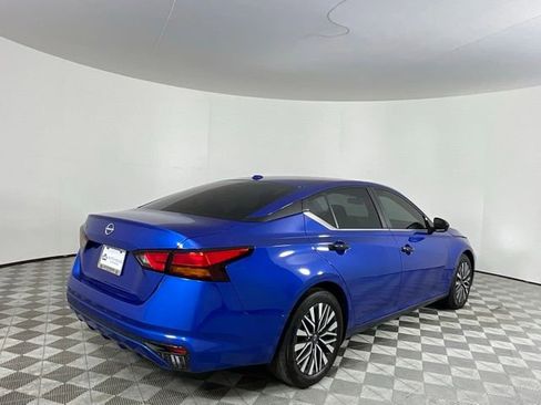 Used 2025 Nissan Altima 2.5 SV FWD image 3