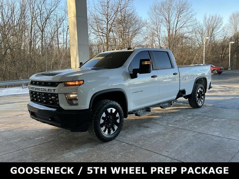 Used 2020 Chevrolet Silverado 2500 Custom w/ Custom Value Package image 3