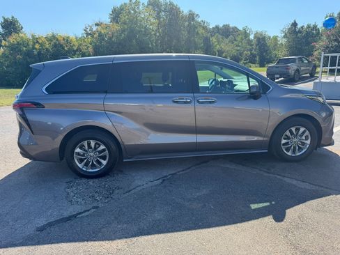 Used 2022 Toyota Sienna XLE FWD image 7