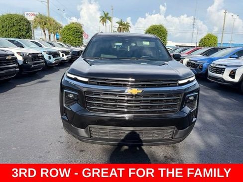 Used 2025 Chevrolet Traverse LT FWD image 2