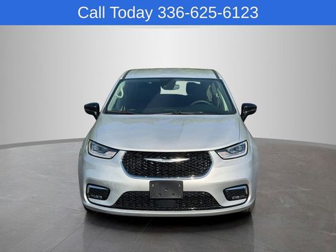 Used 2024 Chrysler Pacifica Touring-L FWD image 4