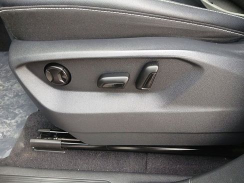 Used 2020 Volkswagen Atlas Cross Sport SE image 12