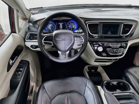 Used 2018 Chrysler Pacifica Touring-L FWD image 26