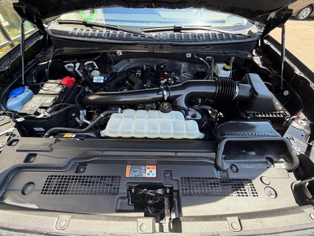 Used 2025 Ford Expedition Active AWD/4WD image 6