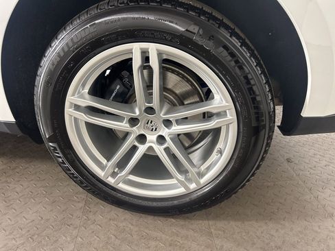 Certified 2025 Porsche Macan image 13