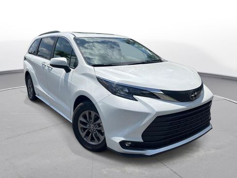 Certified 2026 Toyota Sienna XLE FWD image 4