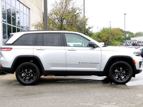 New 2025 Jeep Grand Cherokee Altitude image 4