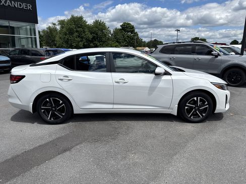 Used 2024 Nissan Sentra SV FWD image 2