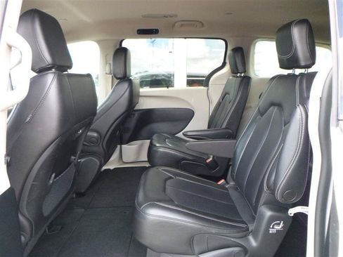 Used 2023 Chrysler Pacifica Touring-L FWD image 6