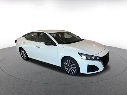 Used 2025 Nissan Altima 2.5 SV image 2