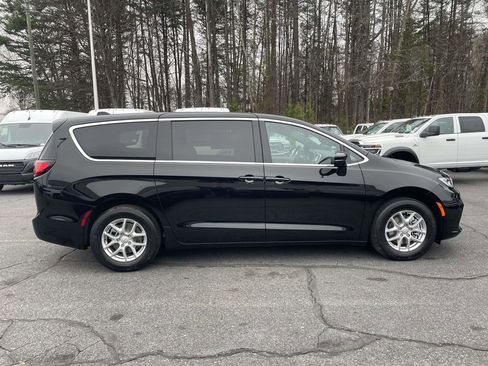 New 2026 Chrysler Pacifica Select image 9