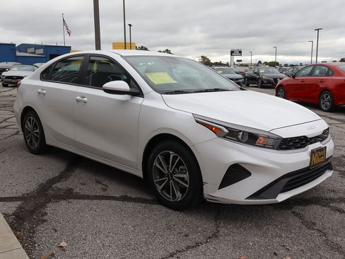 Used 2023 Kia Forte LXS image 3