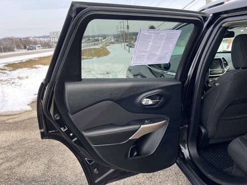 Used 2017 Jeep Cherokee Latitude w/ Cold Weather Group image 23