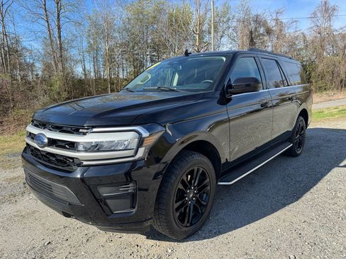 Used 2023 Ford Expedition Max XLT image 3
