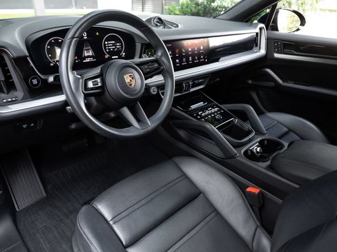 Certified 2024 Porsche Cayenne Coupe AWD/4WD image 3